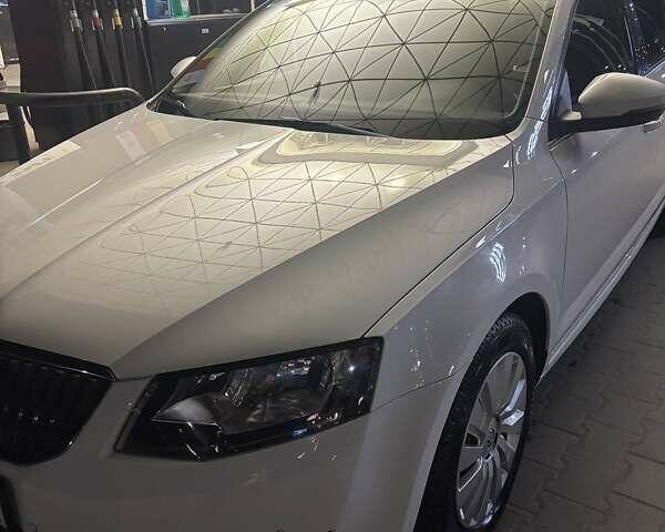 Белый Шкода Октавия, объемом двигателя 2 л и пробегом 205 тыс. км за 14500 $, фото 5 на Automoto.ua