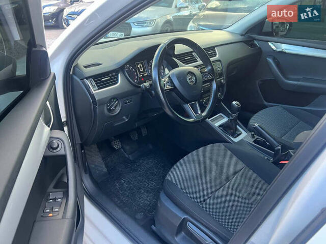 Білий Шкода Октавія, об'ємом двигуна 1.6 л та пробігом 182 тис. км за 10500 $, фото 16 на Automoto.ua