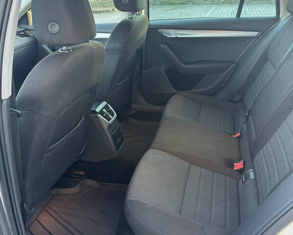 Білий Шкода Октавія, об'ємом двигуна 1.97 л та пробігом 280 тис. км за 13800 $, фото 21 на Automoto.ua