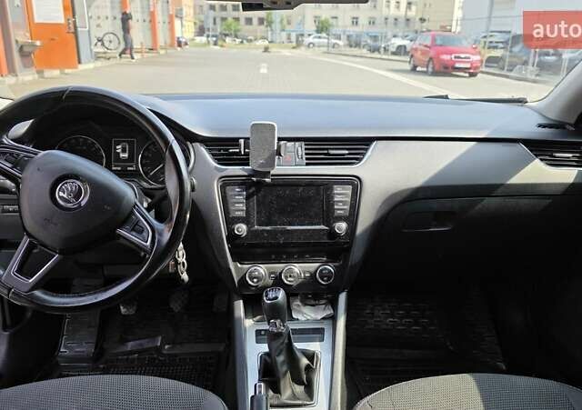Білий Шкода Октавія, об'ємом двигуна 1.6 л та пробігом 259 тис. км за 10200 $, фото 16 на Automoto.ua