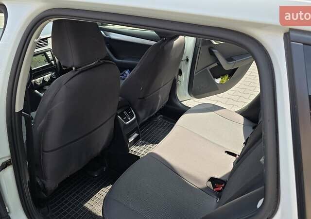 Білий Шкода Октавія, об'ємом двигуна 1.6 л та пробігом 259 тис. км за 10200 $, фото 12 на Automoto.ua