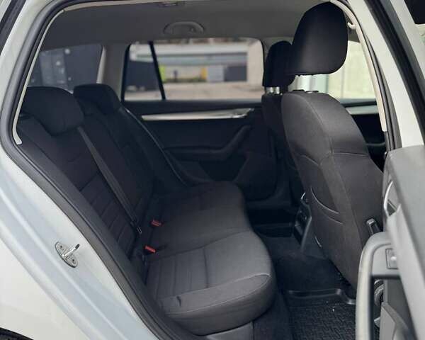 Белый Шкода Октавия, объемом двигателя 1.8 л и пробегом 210 тыс. км за 12900 $, фото 36 на Automoto.ua
