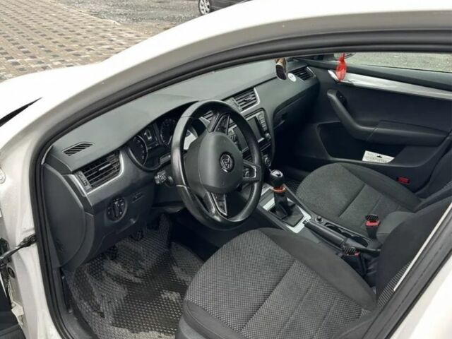 Белый Шкода Октавия, объемом двигателя 1.6 л и пробегом 287 тыс. км за 10600 $, фото 4 на Automoto.ua