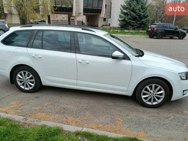 Белый Шкода Октавия, объемом двигателя 1.6 л и пробегом 255 тыс. км за 11871 $, фото 2 на Automoto.ua