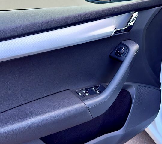 Білий Шкода Октавія, об'ємом двигуна 2 л та пробігом 250 тис. км за 13400 $, фото 6 на Automoto.ua