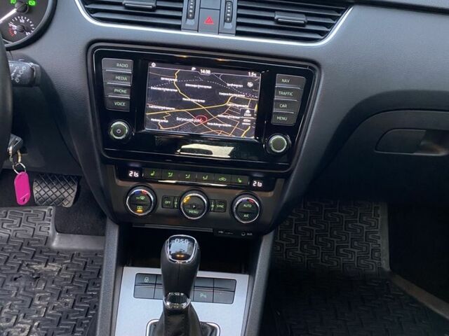 Белый Шкода Октавия, объемом двигателя 1.6 л и пробегом 262 тыс. км за 11600 $, фото 7 на Automoto.ua