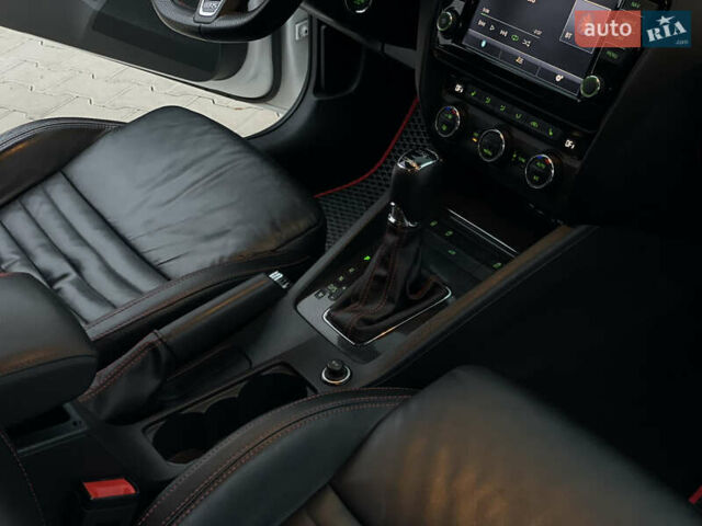 Белый Шкода Октавия, объемом двигателя 2 л и пробегом 269 тыс. км за 14999 $, фото 48 на Automoto.ua