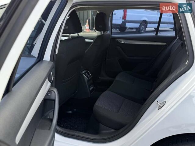 Белый Шкода Октавия, объемом двигателя 2 л и пробегом 280 тыс. км за 12100 $, фото 13 на Automoto.ua