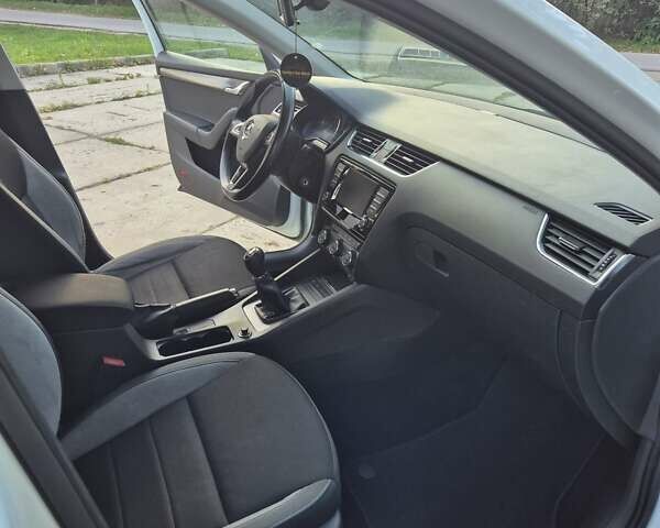 Білий Шкода Октавія, об'ємом двигуна 2 л та пробігом 195 тис. км за 11599 $, фото 38 на Automoto.ua