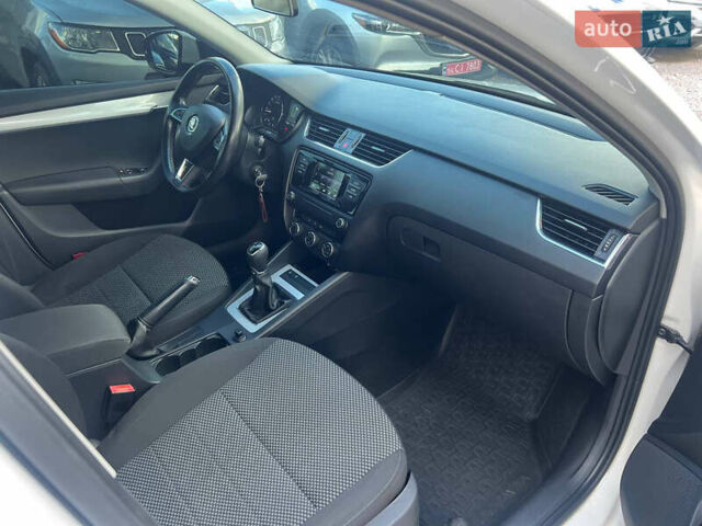 Білий Шкода Октавія, об'ємом двигуна 1.6 л та пробігом 182 тис. км за 10500 $, фото 26 на Automoto.ua