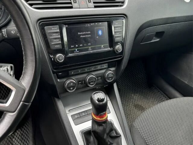 Белый Шкода Октавия, объемом двигателя 1.6 л и пробегом 287 тыс. км за 10600 $, фото 5 на Automoto.ua