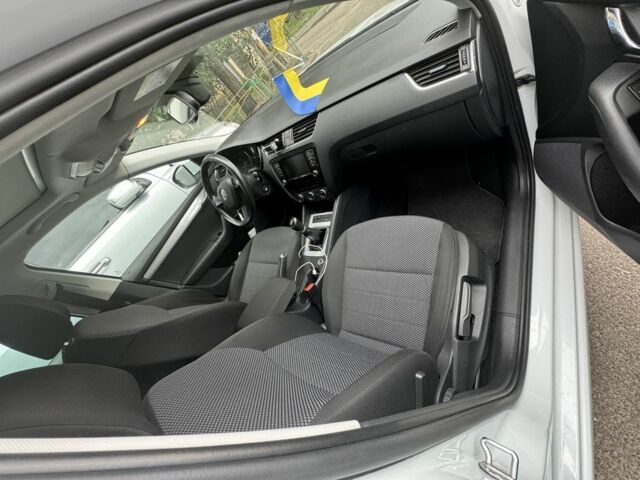 Белый Шкода Октавия, объемом двигателя 1.6 л и пробегом 221 тыс. км за 12000 $, фото 6 на Automoto.ua