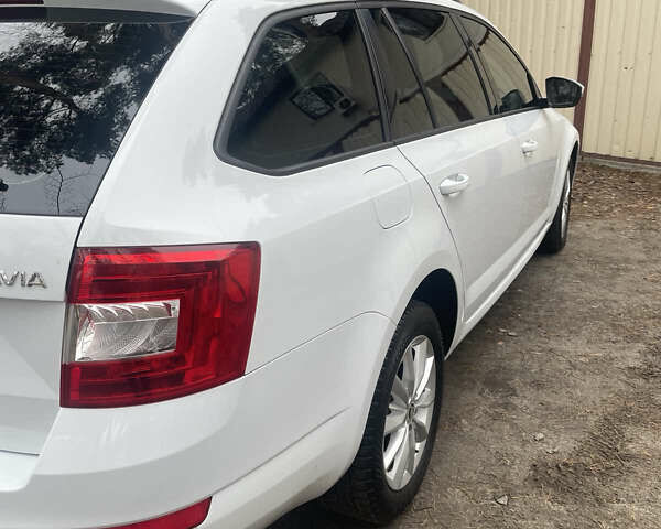 Белый Шкода Октавия, объемом двигателя 2 л и пробегом 290 тыс. км за 11700 $, фото 5 на Automoto.ua