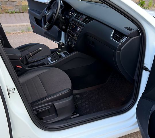 Білий Шкода Октавія, об'ємом двигуна 2 л та пробігом 250 тис. км за 13400 $, фото 3 на Automoto.ua