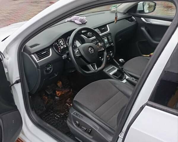 Білий Шкода Октавія, об'ємом двигуна 1.6 л та пробігом 260 тис. км за 12600 $, фото 5 на Automoto.ua