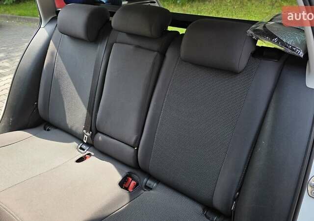 Білий Шкода Октавія, об'ємом двигуна 1.6 л та пробігом 259 тис. км за 10200 $, фото 10 на Automoto.ua