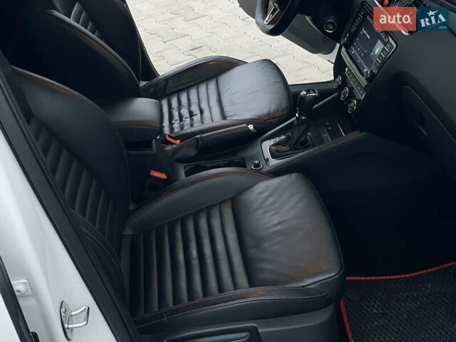 Белый Шкода Октавия, объемом двигателя 2 л и пробегом 269 тыс. км за 14999 $, фото 50 на Automoto.ua