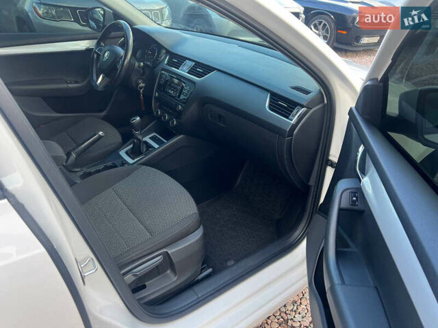 Білий Шкода Октавія, об'ємом двигуна 1.6 л та пробігом 182 тис. км за 10500 $, фото 27 на Automoto.ua