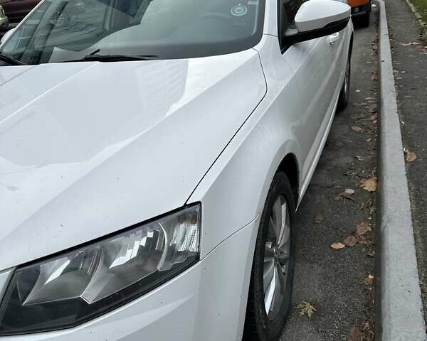 Белый Шкода Октавия, объемом двигателя 1.6 л и пробегом 180 тыс. км за 10500 $, фото 9 на Automoto.ua