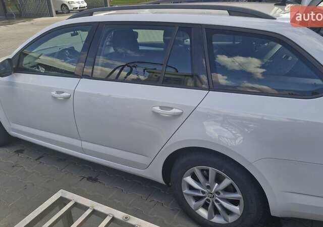 Белый Шкода Октавия, объемом двигателя 1.6 л и пробегом 255 тыс. км за 12500 $, фото 6 на Automoto.ua