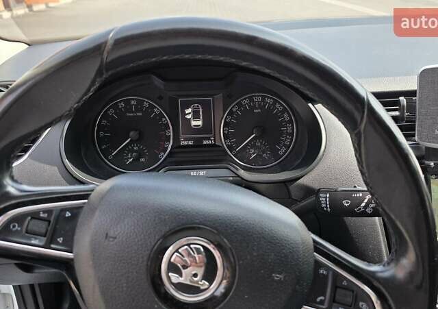 Білий Шкода Октавія, об'ємом двигуна 1.6 л та пробігом 259 тис. км за 10200 $, фото 13 на Automoto.ua