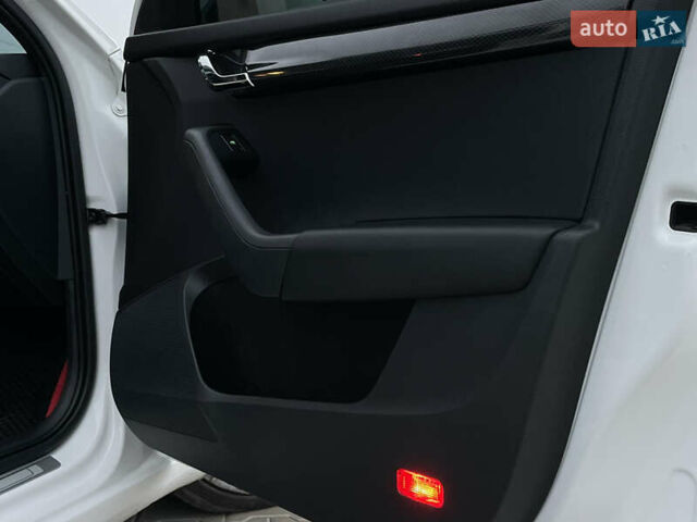 Белый Шкода Октавия, объемом двигателя 2 л и пробегом 269 тыс. км за 14999 $, фото 62 на Automoto.ua