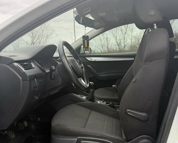 Белый Шкода Октавия, объемом двигателя 1.6 л и пробегом 281 тыс. км за 10800 $, фото 38 на Automoto.ua