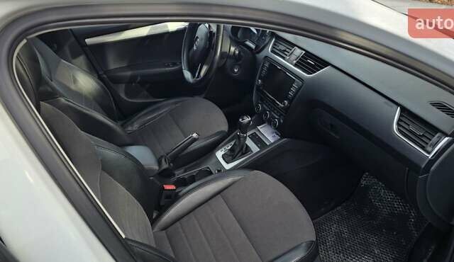 Білий Шкода Октавія, об'ємом двигуна 1.6 л та пробігом 255 тис. км за 12800 $, фото 1 на Automoto.ua