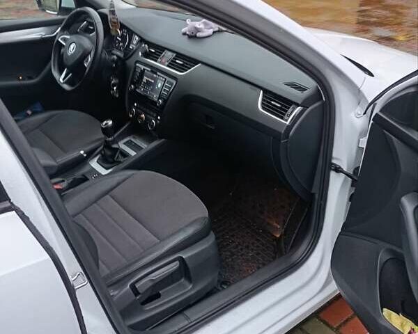 Білий Шкода Октавія, об'ємом двигуна 1.6 л та пробігом 260 тис. км за 12600 $, фото 3 на Automoto.ua