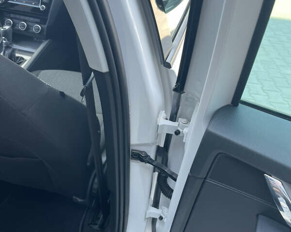 Білий Шкода Октавія, об'ємом двигуна 1.6 л та пробігом 257 тис. км за 10600 $, фото 39 на Automoto.ua