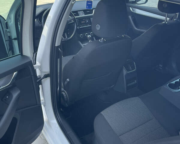 Білий Шкода Октавія, об'ємом двигуна 1.6 л та пробігом 257 тис. км за 10600 $, фото 43 на Automoto.ua
