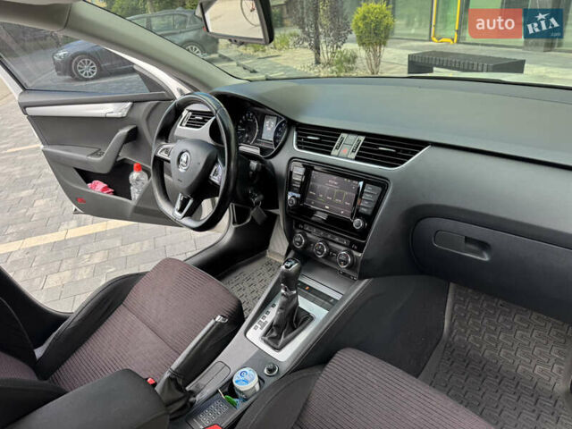 Белый Шкода Октавия, объемом двигателя 2 л и пробегом 250 тыс. км за 13999 $, фото 31 на Automoto.ua