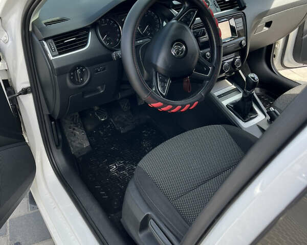 Белый Шкода Октавия, объемом двигателя 1.6 л и пробегом 180 тыс. км за 10400 $, фото 17 на Automoto.ua