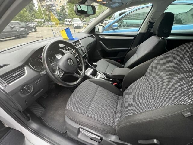 Белый Шкода Октавия, объемом двигателя 1.6 л и пробегом 221 тыс. км за 12000 $, фото 5 на Automoto.ua