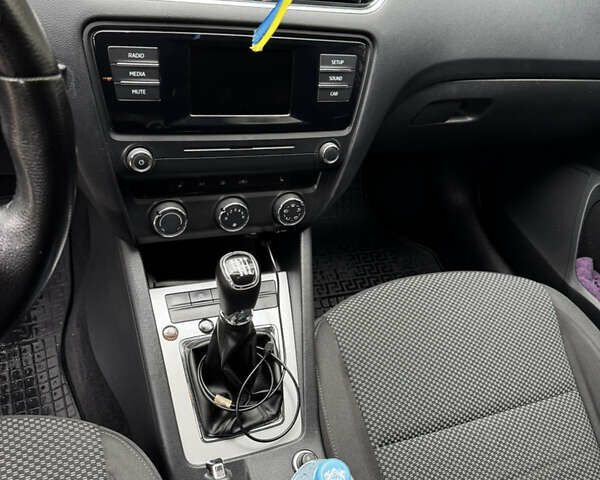 Белый Шкода Октавия, объемом двигателя 1.97 л и пробегом 328 тыс. км за 12300 $, фото 22 на Automoto.ua