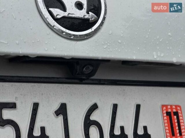 Білий Шкода Октавія, об'ємом двигуна 2 л та пробігом 254 тис. км за 16699 $, фото 23 на Automoto.ua