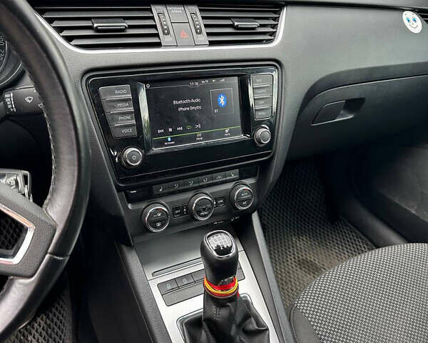 Белый Шкода Октавия, объемом двигателя 1.6 л и пробегом 293 тыс. км за 10200 $, фото 6 на Automoto.ua