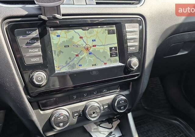 Білий Шкода Октавія, об'ємом двигуна 1.6 л та пробігом 259 тис. км за 10200 $, фото 9 на Automoto.ua