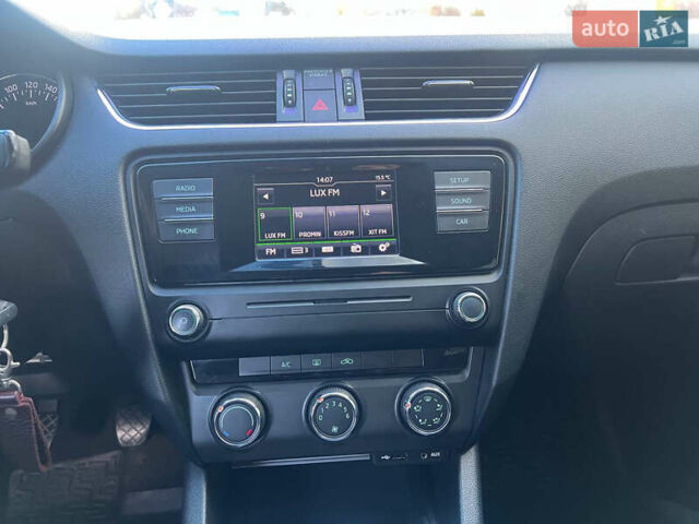 Білий Шкода Октавія, об'ємом двигуна 1.6 л та пробігом 182 тис. км за 10500 $, фото 15 на Automoto.ua