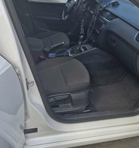 Белый Шкода Октавия, объемом двигателя 1.6 л и пробегом 255 тыс. км за 12500 $, фото 3 на Automoto.ua