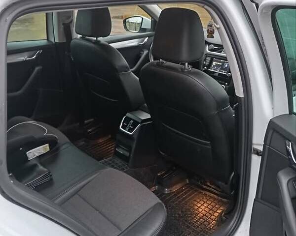 Білий Шкода Октавія, об'ємом двигуна 1.6 л та пробігом 260 тис. км за 12600 $, фото 4 на Automoto.ua