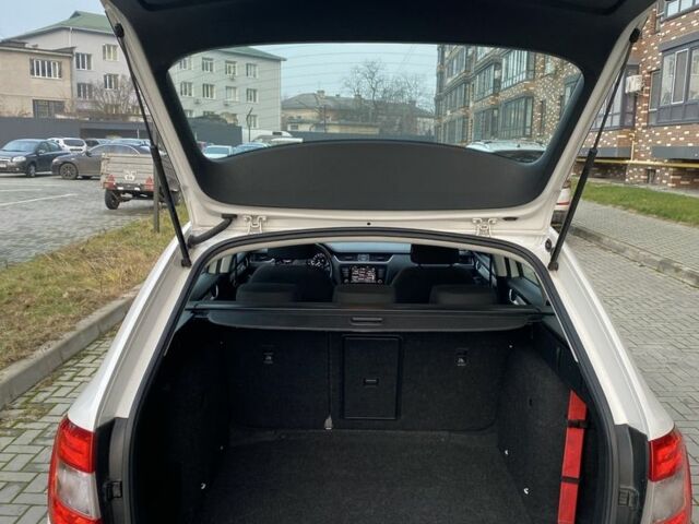 Белый Шкода Октавия, объемом двигателя 1.6 л и пробегом 262 тыс. км за 11600 $, фото 5 на Automoto.ua