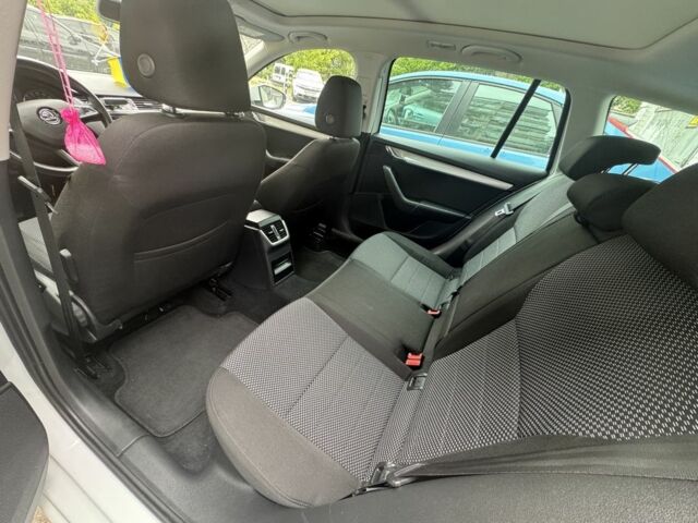 Белый Шкода Октавия, объемом двигателя 1.6 л и пробегом 221 тыс. км за 12000 $, фото 4 на Automoto.ua