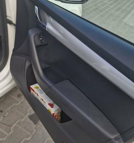 Белый Шкода Октавия, объемом двигателя 1.6 л и пробегом 255 тыс. км за 12500 $, фото 4 на Automoto.ua