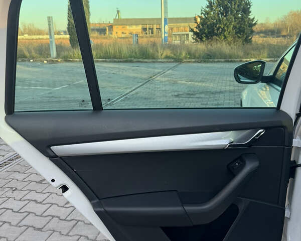 Білий Шкода Октавія, об'ємом двигуна 1.97 л та пробігом 280 тис. км за 13800 $, фото 29 на Automoto.ua