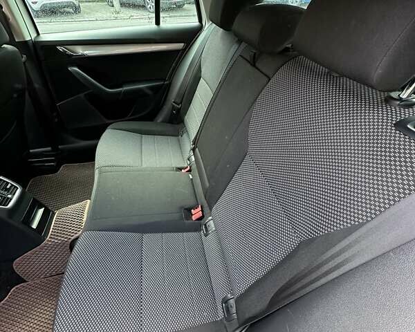 Білий Шкода Октавія, об'ємом двигуна 1.6 л та пробігом 180 тис. км за 10500 $, фото 19 на Automoto.ua