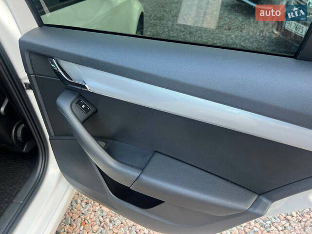 Білий Шкода Октавія, об'ємом двигуна 1.6 л та пробігом 182 тис. км за 10500 $, фото 24 на Automoto.ua