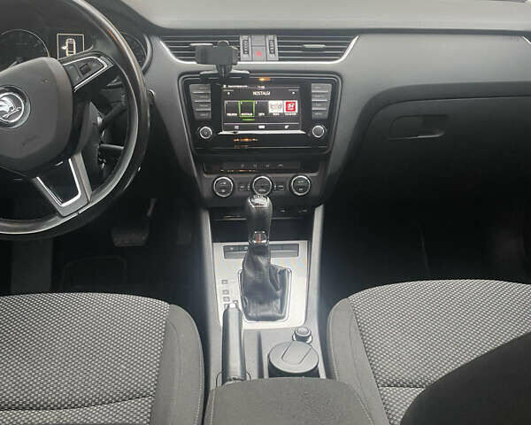 Белый Шкода Октавия, объемом двигателя 2 л и пробегом 290 тыс. км за 11700 $, фото 3 на Automoto.ua