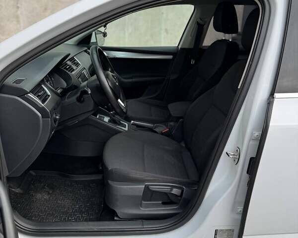 Белый Шкода Октавия, объемом двигателя 1.8 л и пробегом 210 тыс. км за 12900 $, фото 19 на Automoto.ua