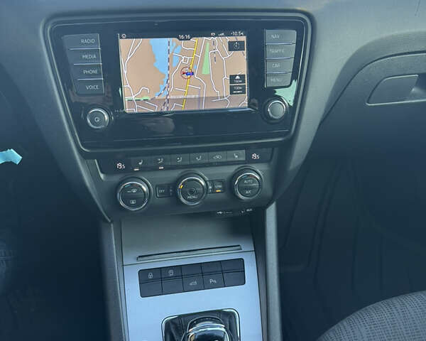 Белый Шкода Октавия, объемом двигателя 1.97 л и пробегом 247 тыс. км за 13800 $, фото 32 на Automoto.ua